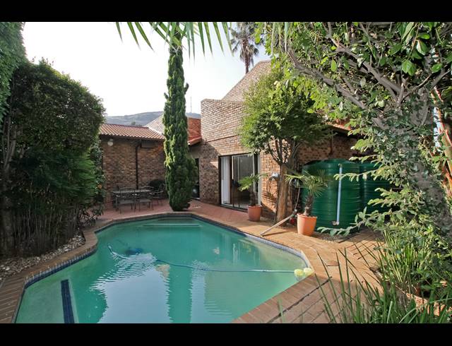 5 BEDROOM TOWNHOUSE FOR SALE IN BRUMA